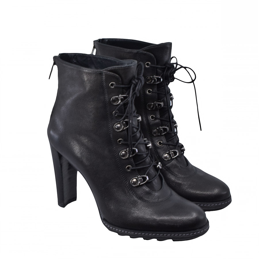 stuartweitzman-black-leather-military-heel-boots