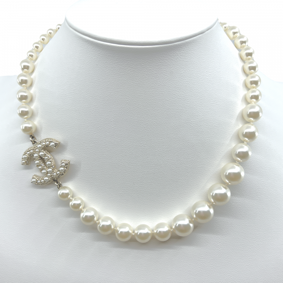 chanel-pearl-necklace