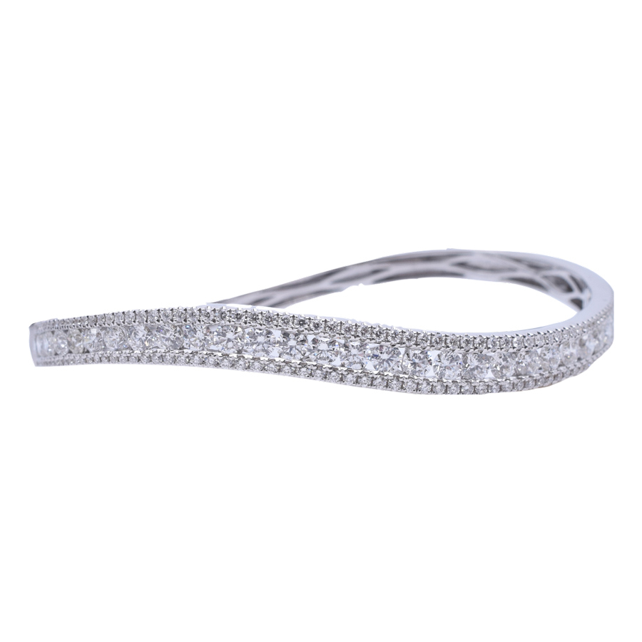 18k-white-gold-diamond-large-middle-small-edges-wavy-bracelet-1