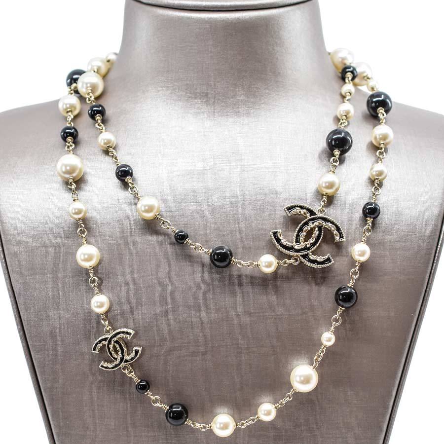 chanel-gold-hardware-pearl-cc-black-white-necklace-2