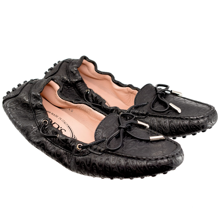 tods-black-leather-embossed-driving-loafers