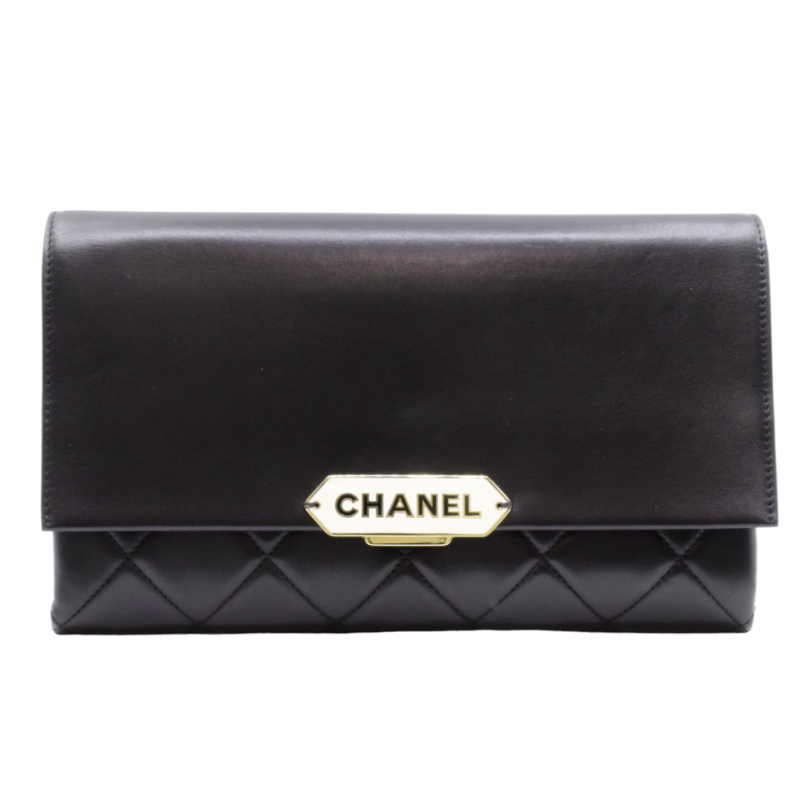 chanel-quilted-smooth-plaque-clutch-1